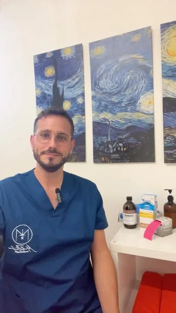 Mirko Borgheresi in divisa blu nello studio